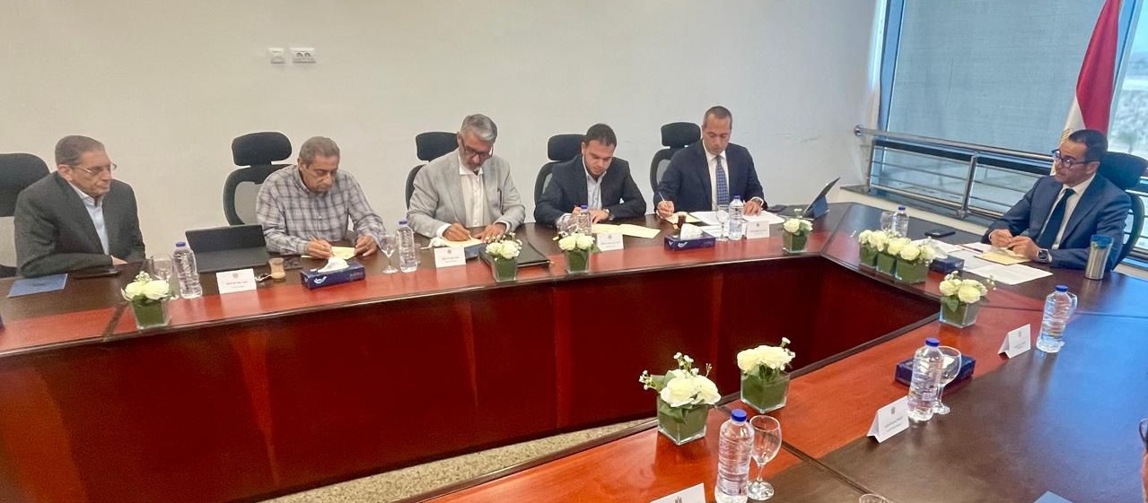 Investment minister discusses challenges of Egypt's ceramic industry with manufacturers